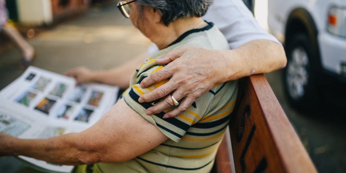 Tips merawat lansia alzheimer