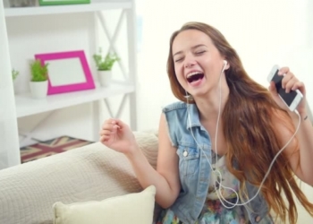 Atasi Badan Lemas Dengan Mendengarkan Musik