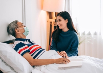 Keuntungan Menggunakan Jasa Perawat Semi Medis untuk Pendamping Lansia