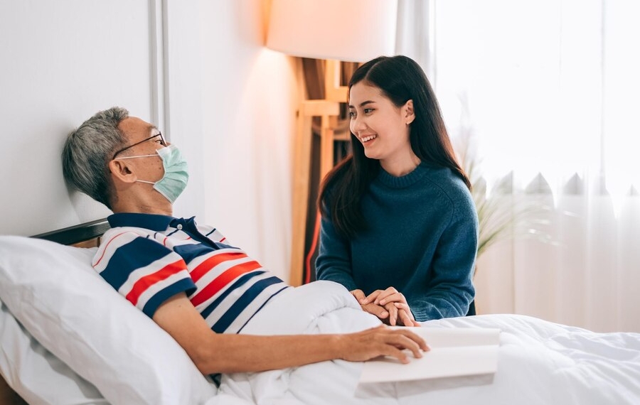 Keuntungan Menggunakan Jasa Perawat Semi Medis untuk Pendamping Lansia