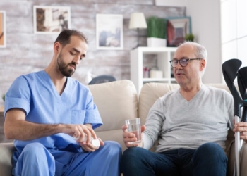 Mengapa Memilih Caregiver Laki-Laki