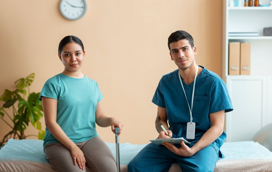 Perbedaan Perawat Medis dan Semi Medis: Mana yang Anda Butuhkan?