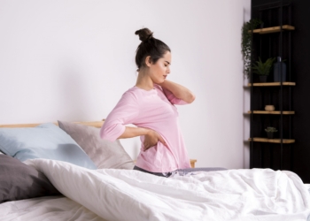 Ini Penyebab Sakit Punggung Tembus Dada & Cara Meredakannya