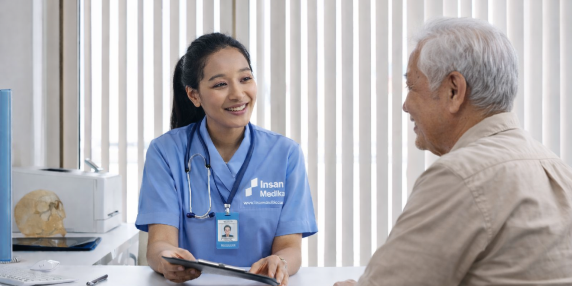 caregiver profesional untuk lansia di rumah