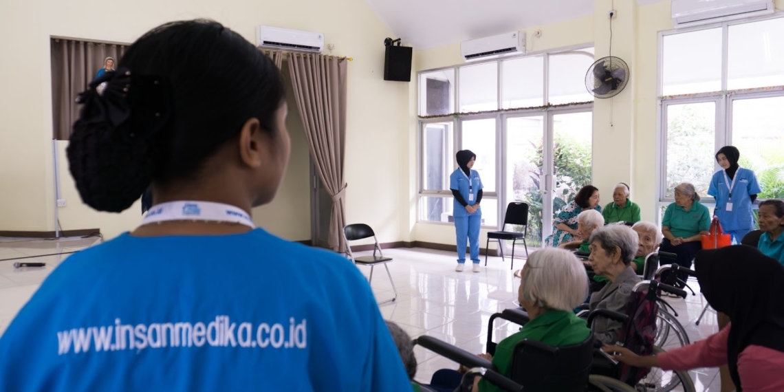 Berbagi Kasih di Hari Natal, Insan Medika Kunjungi Lansia di Panti Werdha Melania 