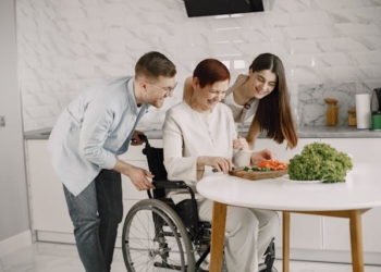 perbedaan perawat medis home care vs caregiver biasa