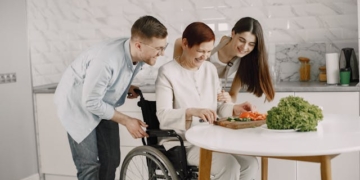 perbedaan perawat medis home care vs caregiver biasa