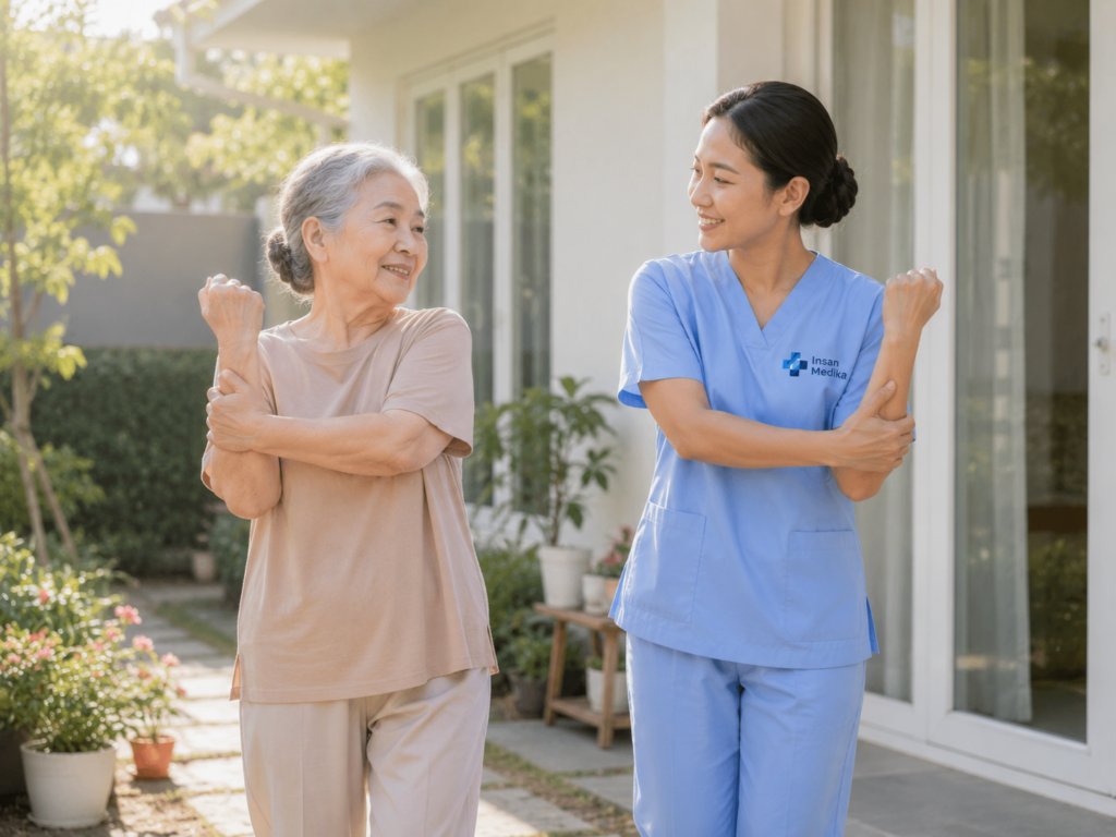 caregiver membantu lansia olahraga ringan