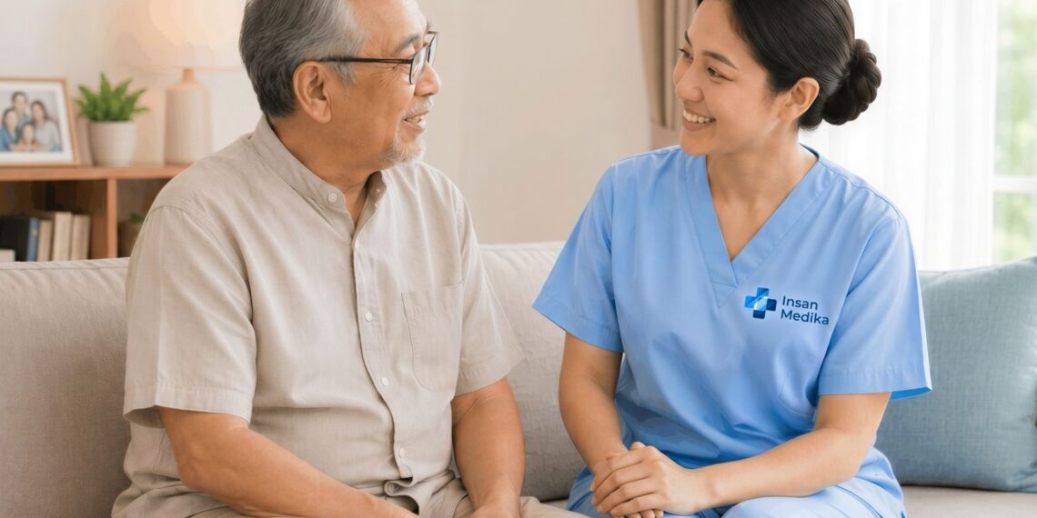 Caregiver Lansia atau Perawat Home Care? Kenali Perbedaannya Sebelum Salah Pilih