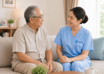Caregiver Lansia atau Perawat Home Care? Kenali Perbedaannya Sebelum Salah Pilih
