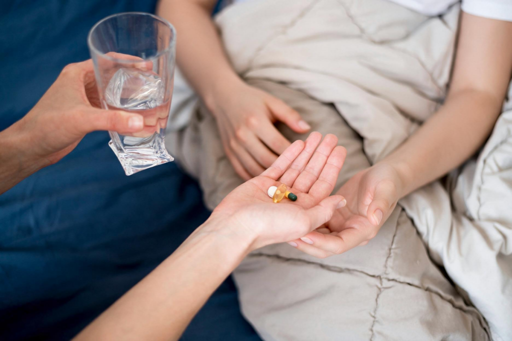 pendamping mengingatkan jadwal minum obat