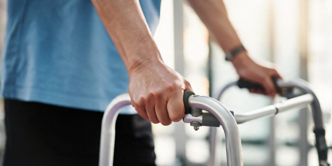5 Tips Merawat Pasien Stroke yang Sulit Bergerak di Rumah