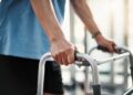 5 Tips Merawat Pasien Stroke yang Sulit Bergerak di Rumah