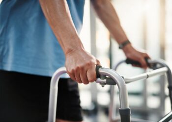 5 Tips Merawat Pasien Stroke yang Sulit Bergerak di Rumah