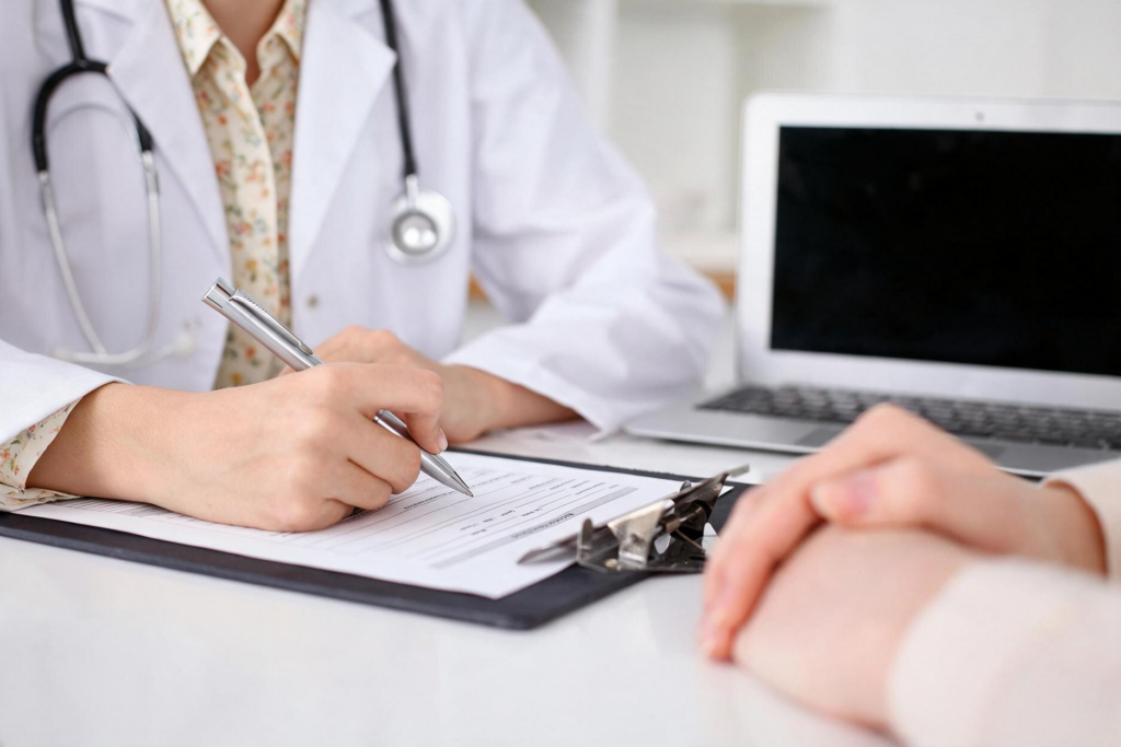 kontrol dokter pasien pasca operasi