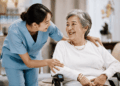 Bingung Memilih Caregiver untuk Keluarga? Ini Cara Menemukan Pendamping yang Tepat